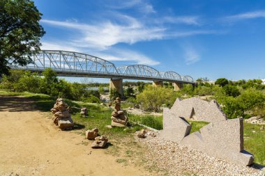 Rustik otoyol 71 köprü Llano Nehri Llano küçük Texas Hill Country şehir içinde.