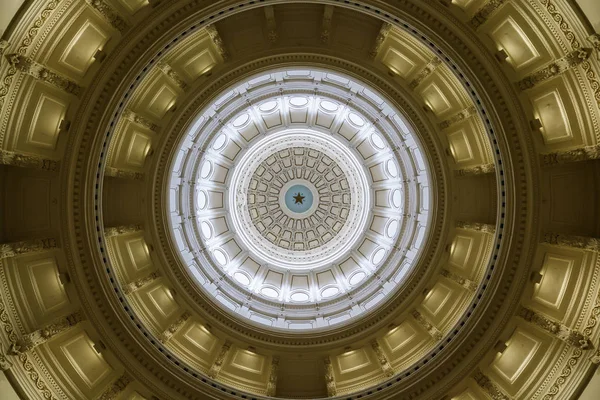 Austin, Texas ABD - 9 Nisan 2016: Güzel iç kubbe 1888 yılında tamamlanmış ve Merkez İlçe Kongresi cadde üzerinde bulunan tarihi Texas devlet Capitol binası.