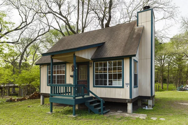 Wimberley, Texas ABD - 6 Nisan 2016: Minik yazlık ahşap çerçeve ev Texas Hill Country bu küçük rustik kasabasında.