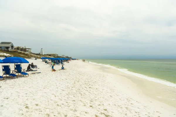 Seaside Florida Marzo 2016 Los Visitantes Disfrutan Playa Arena Blanca — Foto de Stock