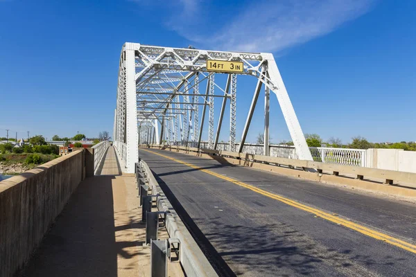 乡村公路 的桥梁在亚诺河在德克萨斯州山地小镇大草原城 — 图库照片