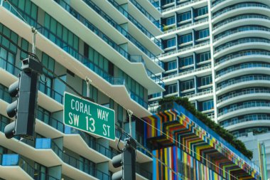 Cityscape downtown Miami yakınındaki popüler Brickell çevrenin işareti görünümü.