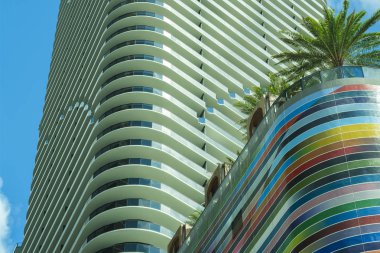 Miami, Florida - 1 Ekim 2018: Cityscape görünümü yeni inşa edilmiş renkli Sls Lux konut popüler şehir Brickell alanda.