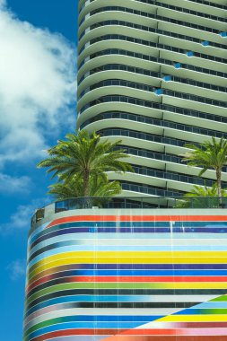 Miami, Florida - 1 Ekim 2018: Cityscape görünümü yeni inşa edilmiş renkli Sls Lux konut popüler şehir Brickell alanda.