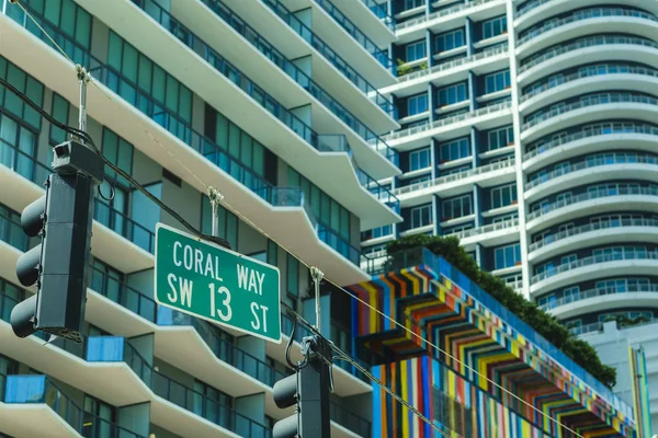 Cityscape Widok Znak Obszaru Brickell Popularne Pobliżu Downtown Miami — Zdjęcie stockowe