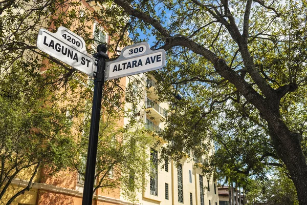 Cityscape Widok Znak Coral Gables Wspólnoty Stylu Śródziemnomorskim Położony Miami — Zdjęcie stockowe