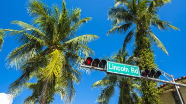Miami Beach cityscape işareti görünümü boyunca popüler Lincoln Road Alışveriş Merkezi.