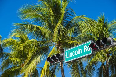 Miami Beach cityscape işareti görünümü boyunca popüler Lincoln Road Alışveriş Merkezi.