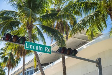 Miami Beach cityscape işareti görünümü boyunca popüler Lincoln Road Alışveriş Merkezi.