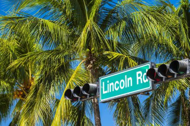 Miami Beach cityscape işareti görünümü boyunca popüler Lincoln Road Alışveriş Merkezi.