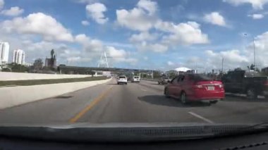 Miami, Florida ABD - 8 Aralık 2018: Yüksek tanımlı video lapse zaman popüler Miami Beach ağır trafik akışı ile doğru yol yapım karayolu üzerinde bir araba.