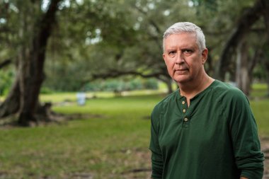 Yakışıklı orta yaşlı adam açık hava portresi.