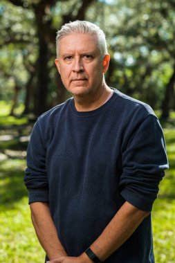 Yakışıklı orta yaş erkek açık portre bir parkta.