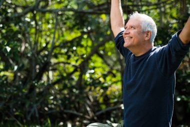 Yakışıklı orta yaş erkek açık portre bir parkta.