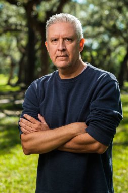 Yakışıklı orta yaş erkek açık portre bir parkta.