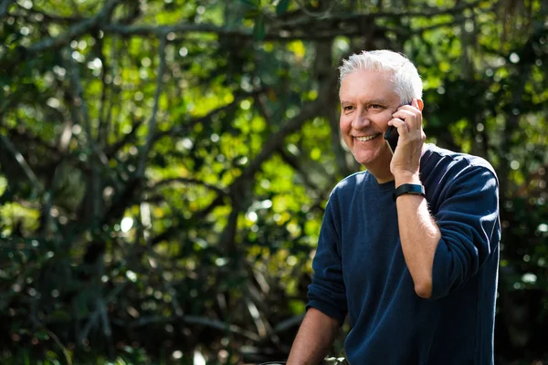 Knappe Middelbare Leeftijd Man Buiten Portret Een Park — Stockfoto