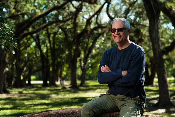 Guapo Hombre Mediana Edad Retrato Aire Libre Parque —  Fotos de Stock