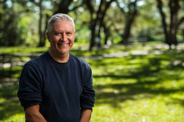 Schöner Mann Mittleren Alters Freien Porträt Einem Park — Stockfoto