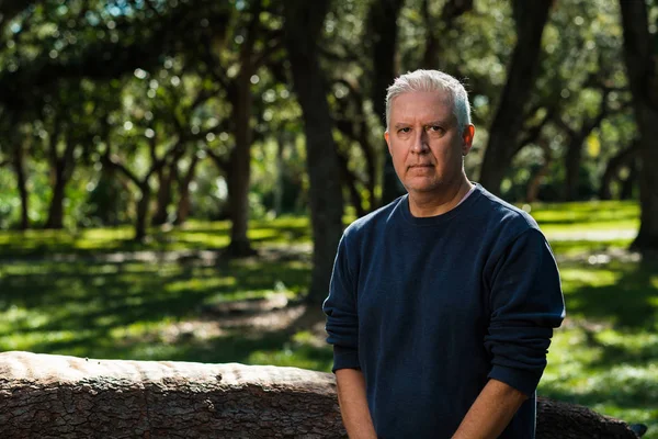 Knappe Middelbare Leeftijd Man Buiten Portret Een Park — Stockfoto