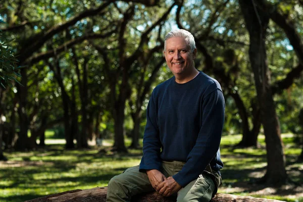 Knappe Middelbare Leeftijd Man Buiten Portret Een Park — Stockfoto