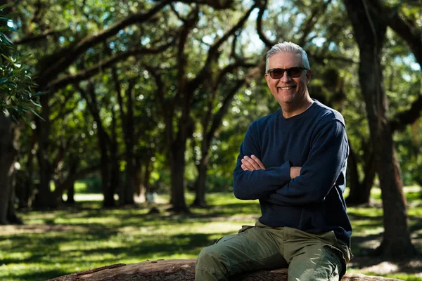 Guapo Hombre Mediana Edad Retrato Aire Libre Parque —  Fotos de Stock