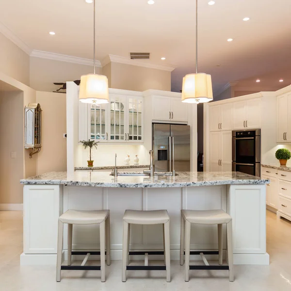 美丽的家庭厨房与白色的橱柜 — 图库照片