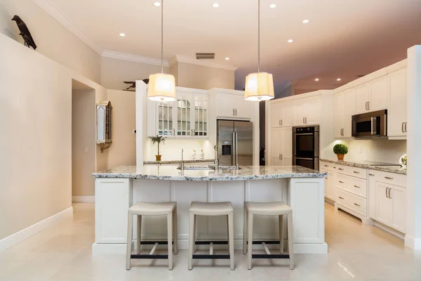 Schöne Wohnküche Mit Weißen Schränken — Stockfoto