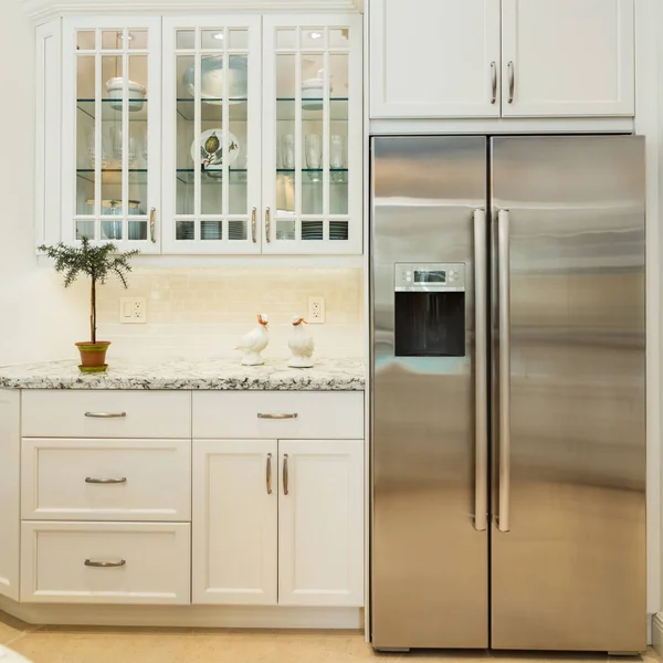 Krásné Domácí Kuchyně Bílé Skříňky — Stock fotografie