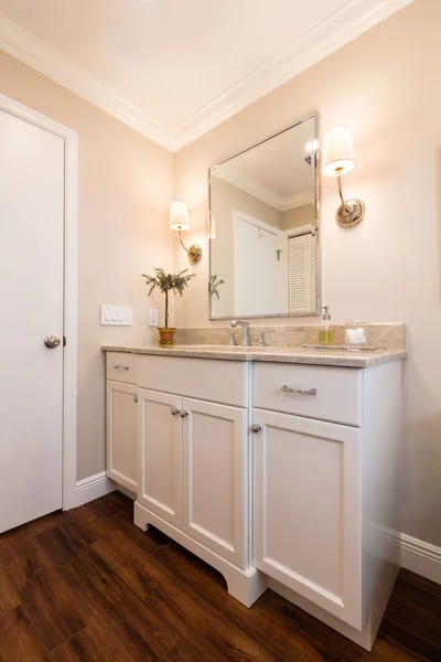Traditional Bathroom Cabinet Granite Countertop — Stock Photo, Image