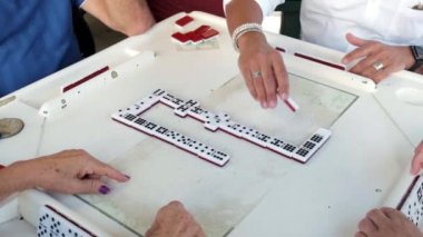 Ağır çekim yüksek tanımlı video popüler domino oyunu oynayan yaşlı bireylerin.