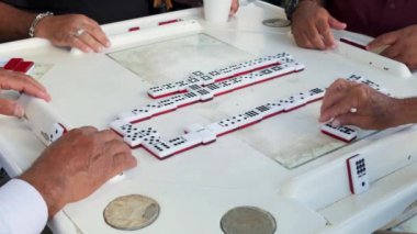 Ağır çekim yüksek tanımlı video popüler domino oyunu oynayan yaşlı bireylerin.