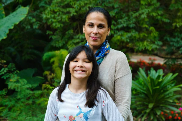 Öncesi genç kızı açık portre ile anne.