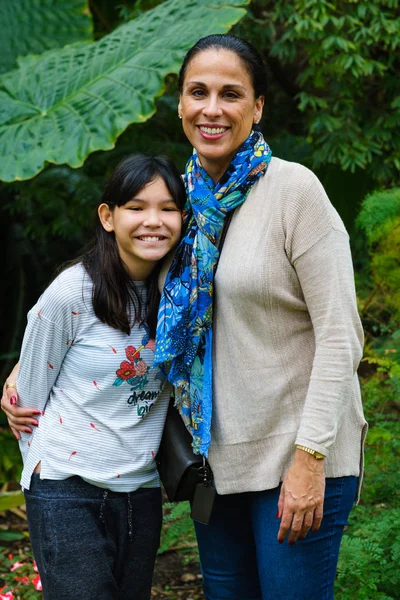 Madre Con Figlia Pre Adolescente Ritratto All Aperto — Foto Stock