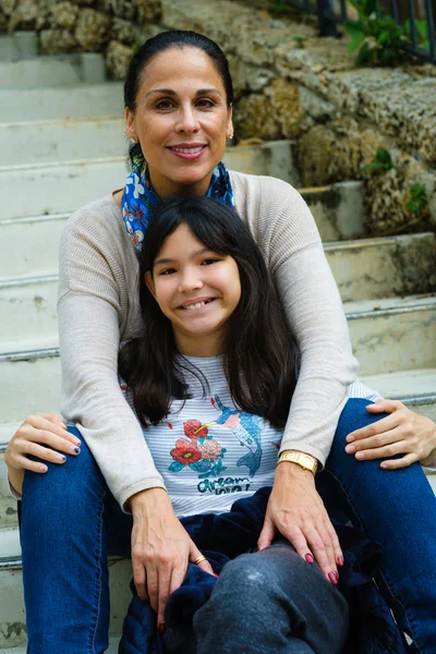 Madre Con Figlia Pre Adolescente Ritratto All Aperto — Foto Stock