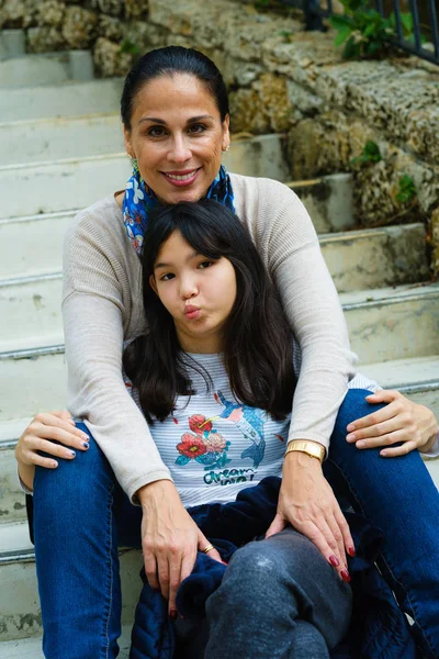 Madre Con Preadolescente Hija Retrato Aire Libre —  Fotos de Stock