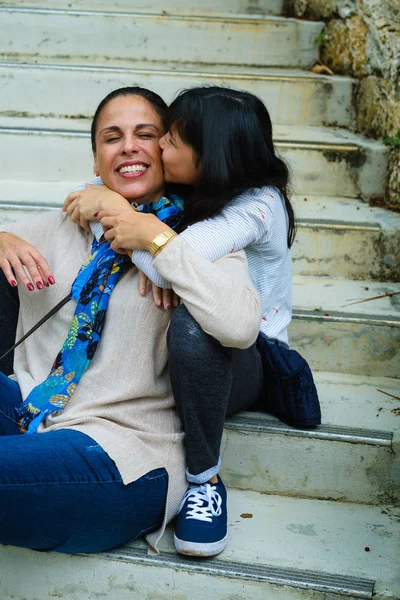 Madre Con Preadolescente Hija Retrato Aire Libre —  Fotos de Stock