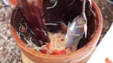 Ağır çekim yüksek tanımlı video Tay yeşil papaya salata yapımında muddling hazırlanması.