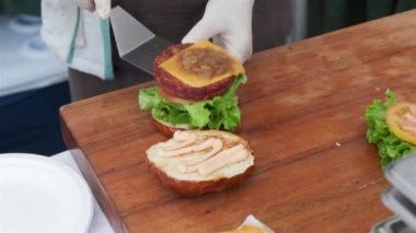 Ağır çekim yüksek tanımlı video bir vegan vejetaryen burger hazırlanması.