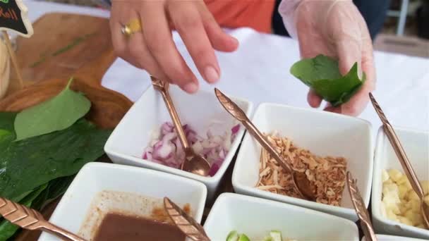 Vídeo Cámara Lenta Alta Definición Preparación Rollo Albahaca Tailandesa Fresca — Vídeos de Stock