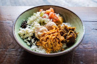 Akdeniz tarzı yemek kase tavuk, mercimek siyah ve beyaz pirinç Yasemin.