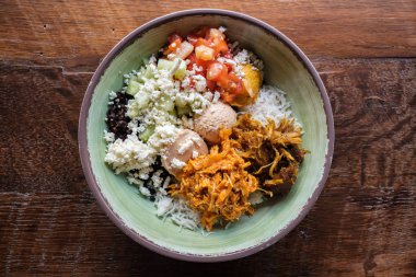 Akdeniz tarzı yemek kase tavuk, mercimek siyah ve beyaz pirinç Yasemin.