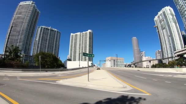 マイアミ フロリダ州アメリカ合衆国 2019 スーパー車と渡っている歩行者人気のブリッケル地区の高精細モーションの時間経過ビデオ — ストック動画