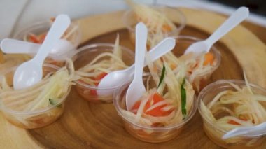 Ağır çekim yüksek tanımlı video örnekleri Tay yeşil papaya salatası.