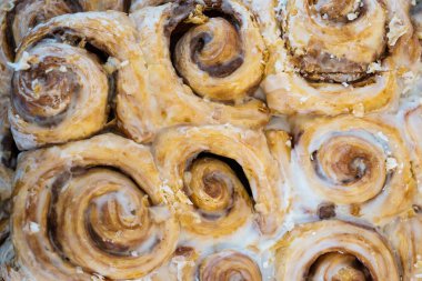 Taze pişmiş rulo tarçın tatlı krema ile görünümünü kapat.