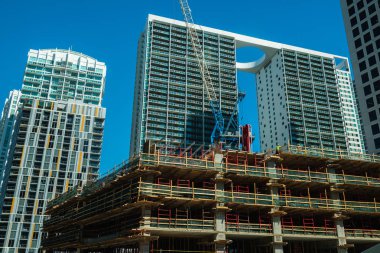 Miami, Florida ABD - 29 Ocak 2019: Brickell şehir merkezinin, popüler Brickell alanda bulunan yeni inşa edilmiş bir alışveriş merkezi yanında ilerliyor yeni şehir inşaat proje.
