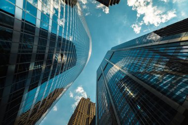 şehir merkezinde modern gökdelenlerin yukarı doğru görünümü chicago.