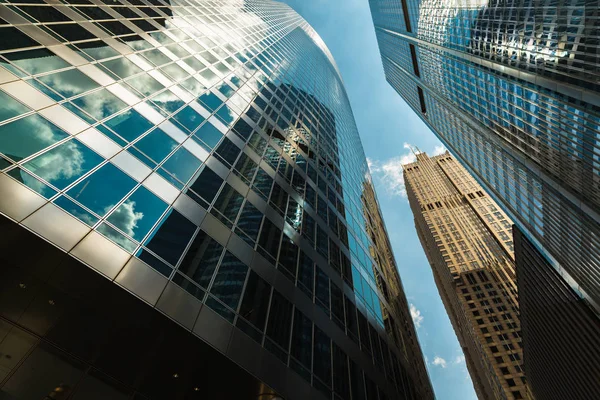 Blick Nach Oben Auf Moderne Wolkenkratzer Der Innenstadt Chicagos — Stockfoto