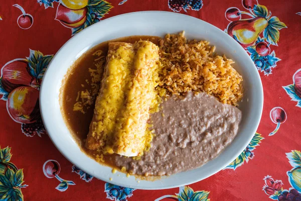 Refeição Tradicional Mexicana Com Arroz Feijão Refrito Burrito Enchilada — Fotografia de Stock