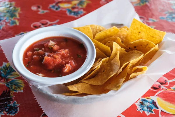 Chipsy Tortilla Meksykańska Stylu Salsą Świeżych Pomidorów — Zdjęcie stockowe