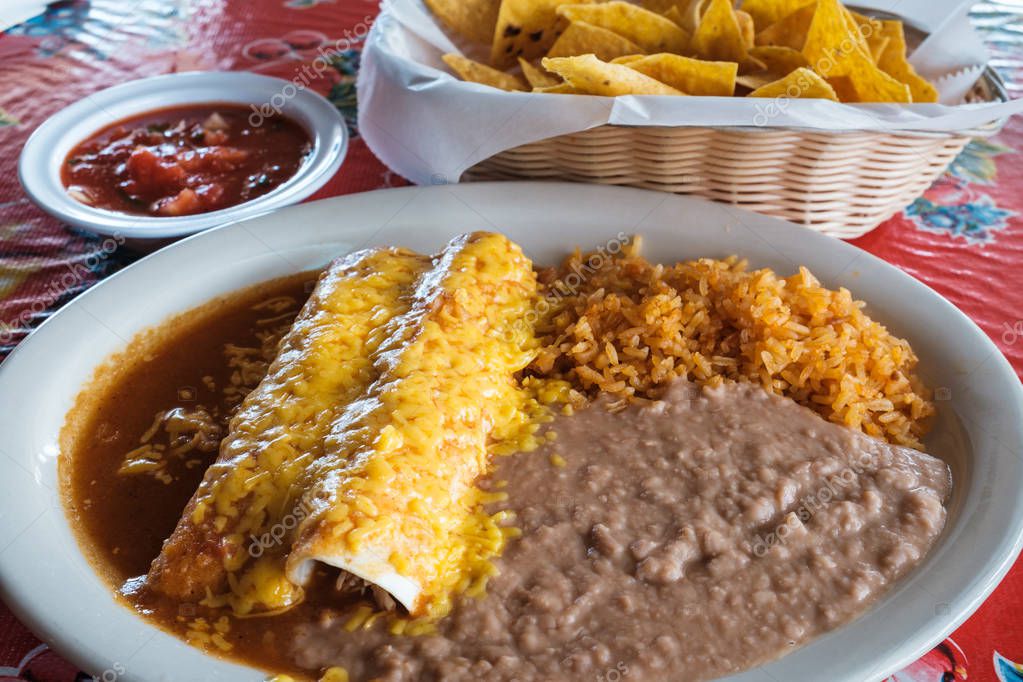 Comida tradicional mexicana con tortillas fritas, arroz, frijoles